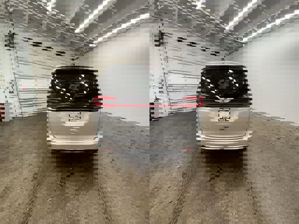 Used 2024 Chrysler Pacifica Touring-L image 5