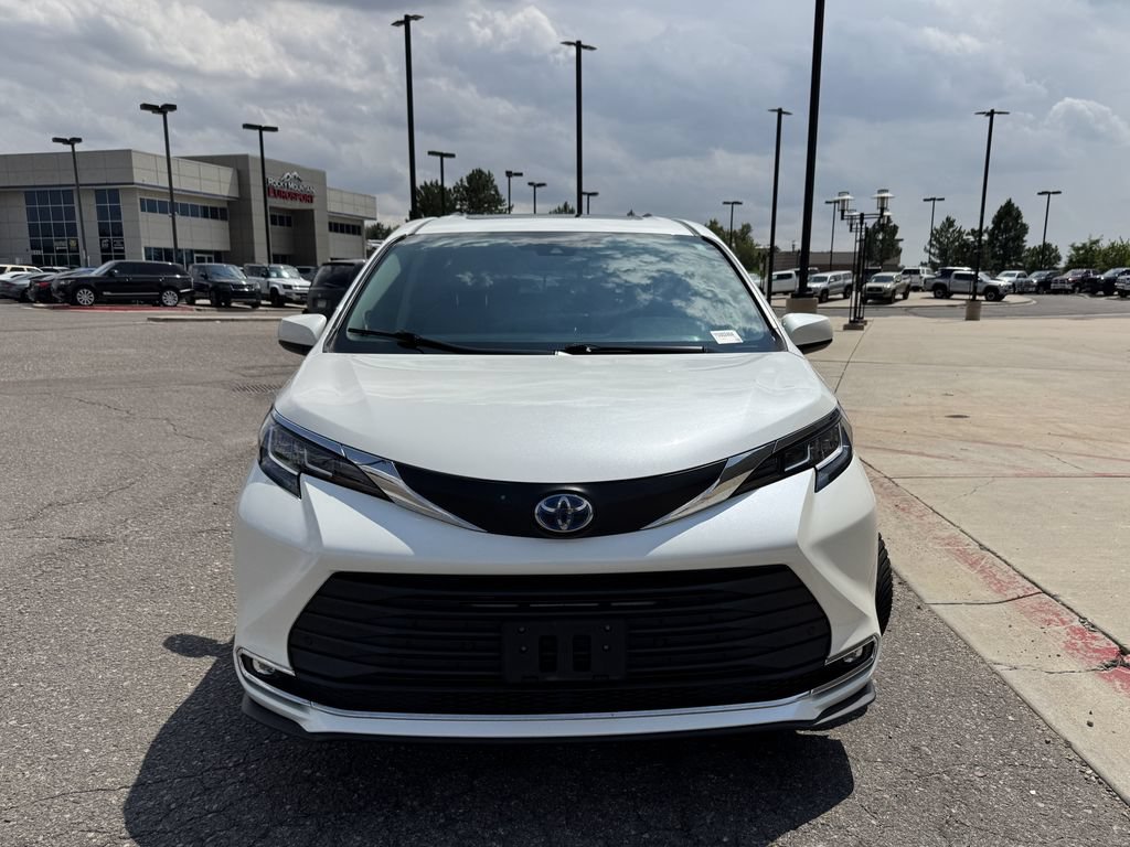 Used 2021 Toyota Sienna XLE w/ XLE Plus Package AWD/4WD image 3