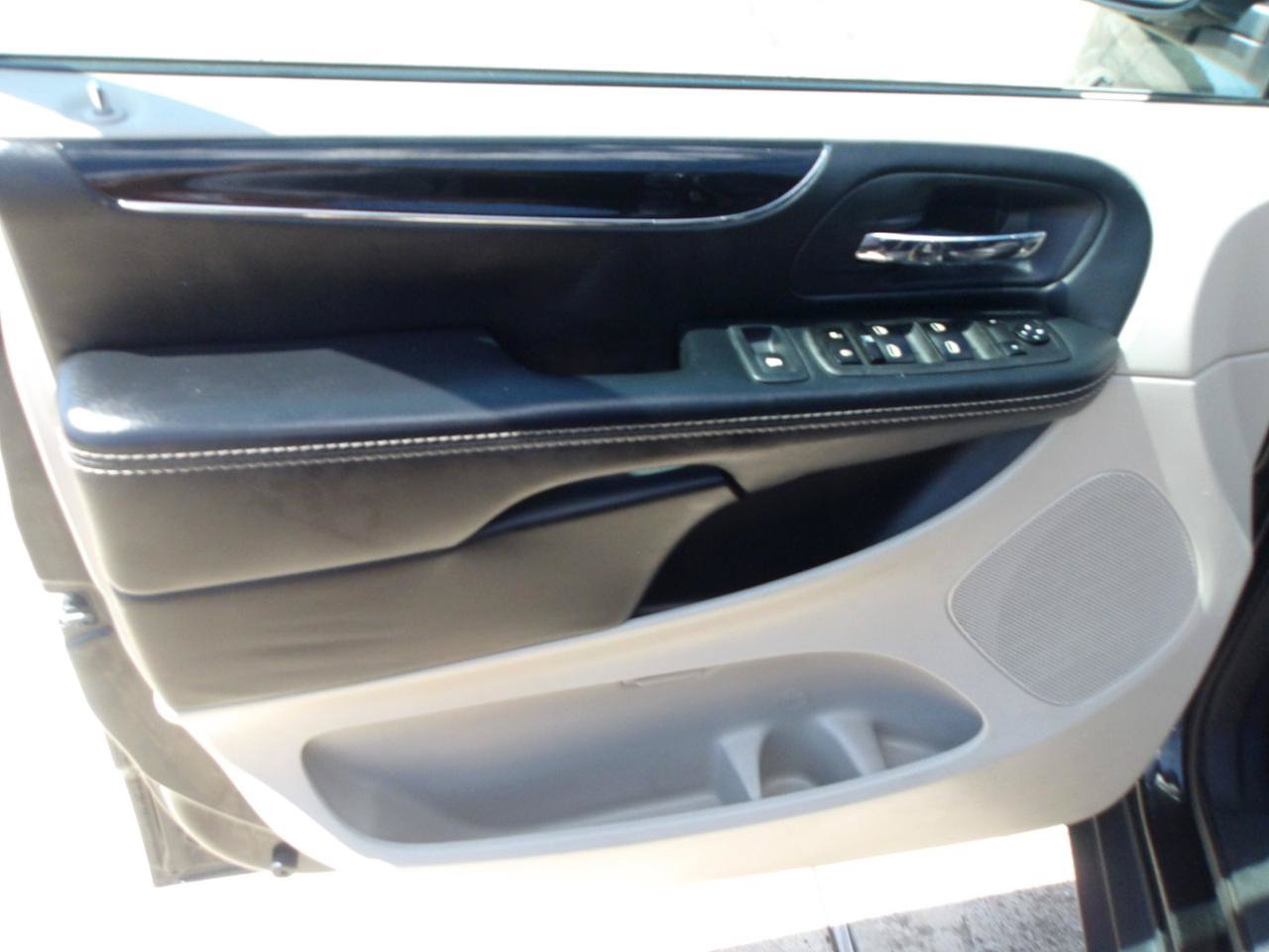 Used 2019 Dodge Grand Caravan SXT FWD image 16