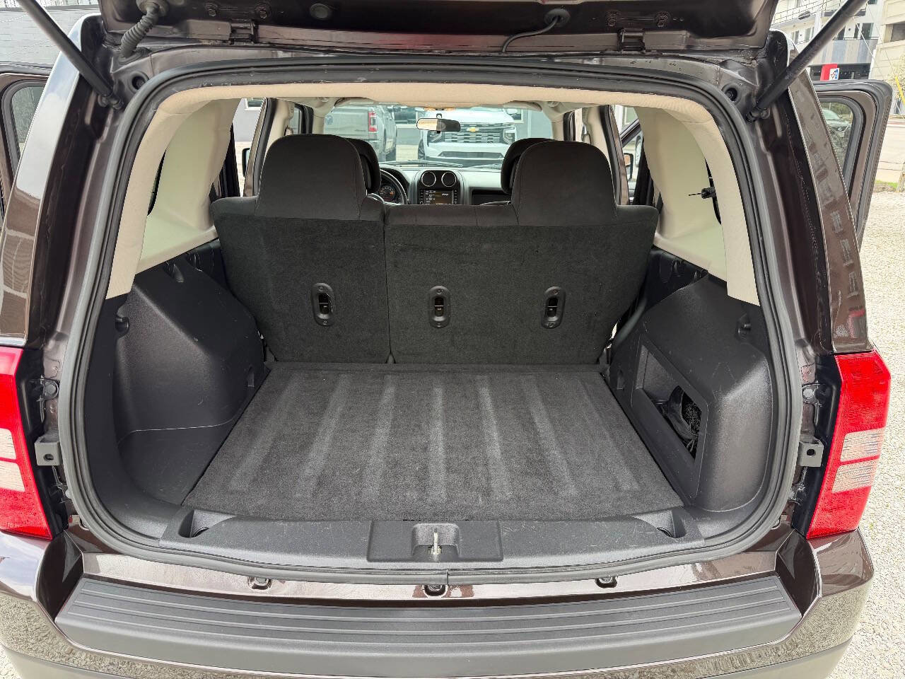 Used 2014 Jeep Patriot Latitude AWD/4WD image 16