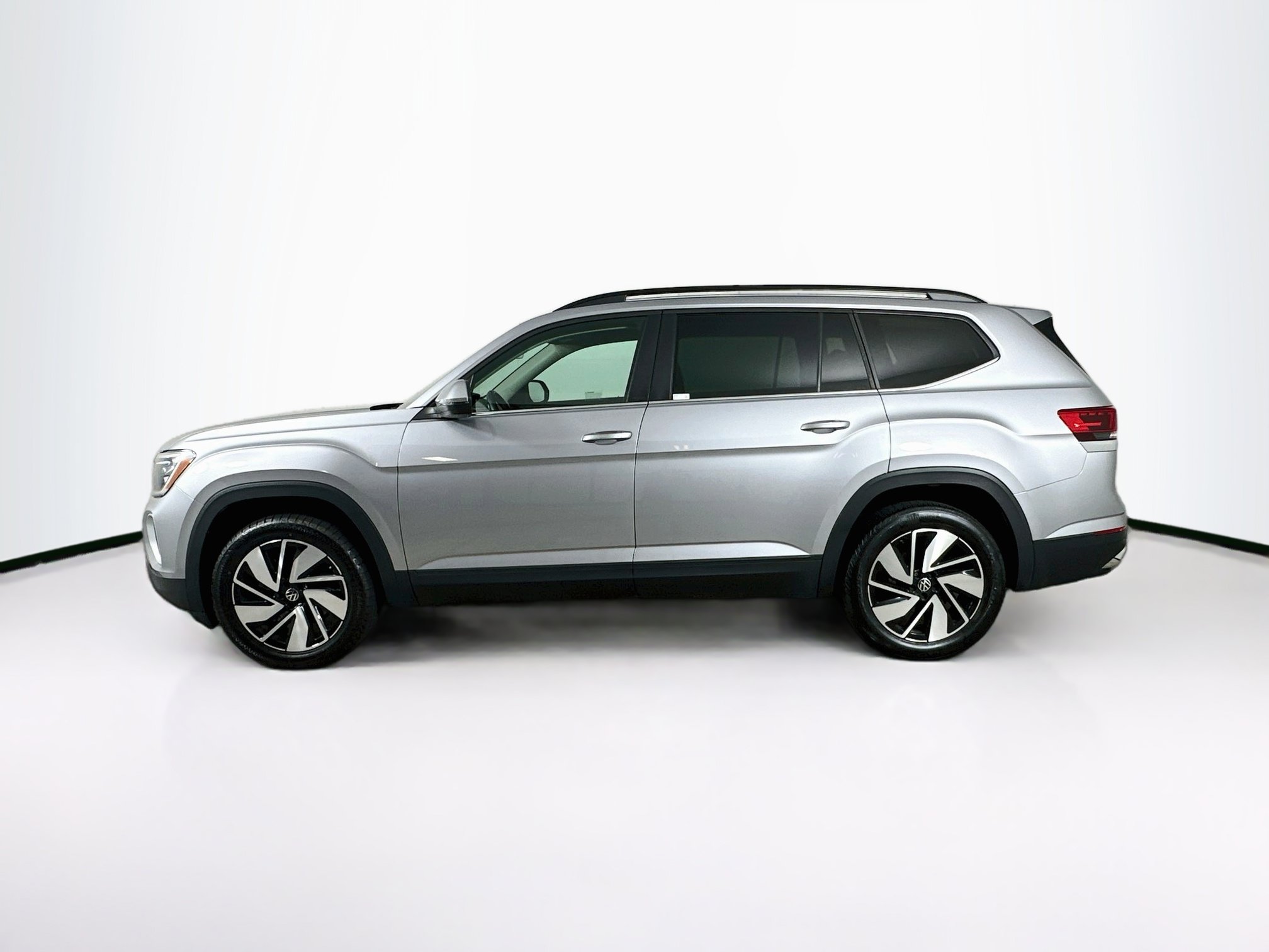 Used 2025 Volkswagen Atlas SE FWD image 4