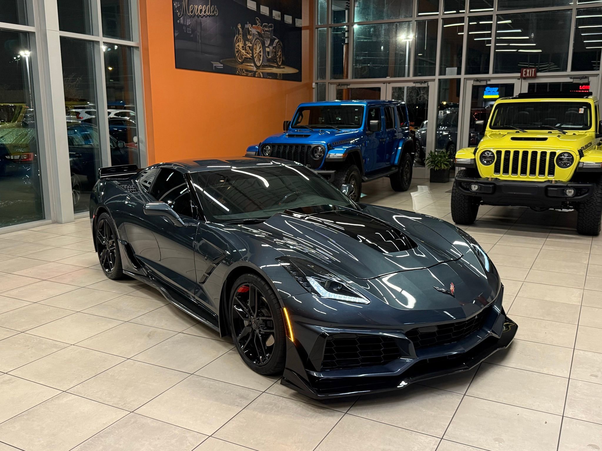 Used 2019 Chevrolet Corvette Stingray Coupe w/ Carbon Flash Badge Package video 2