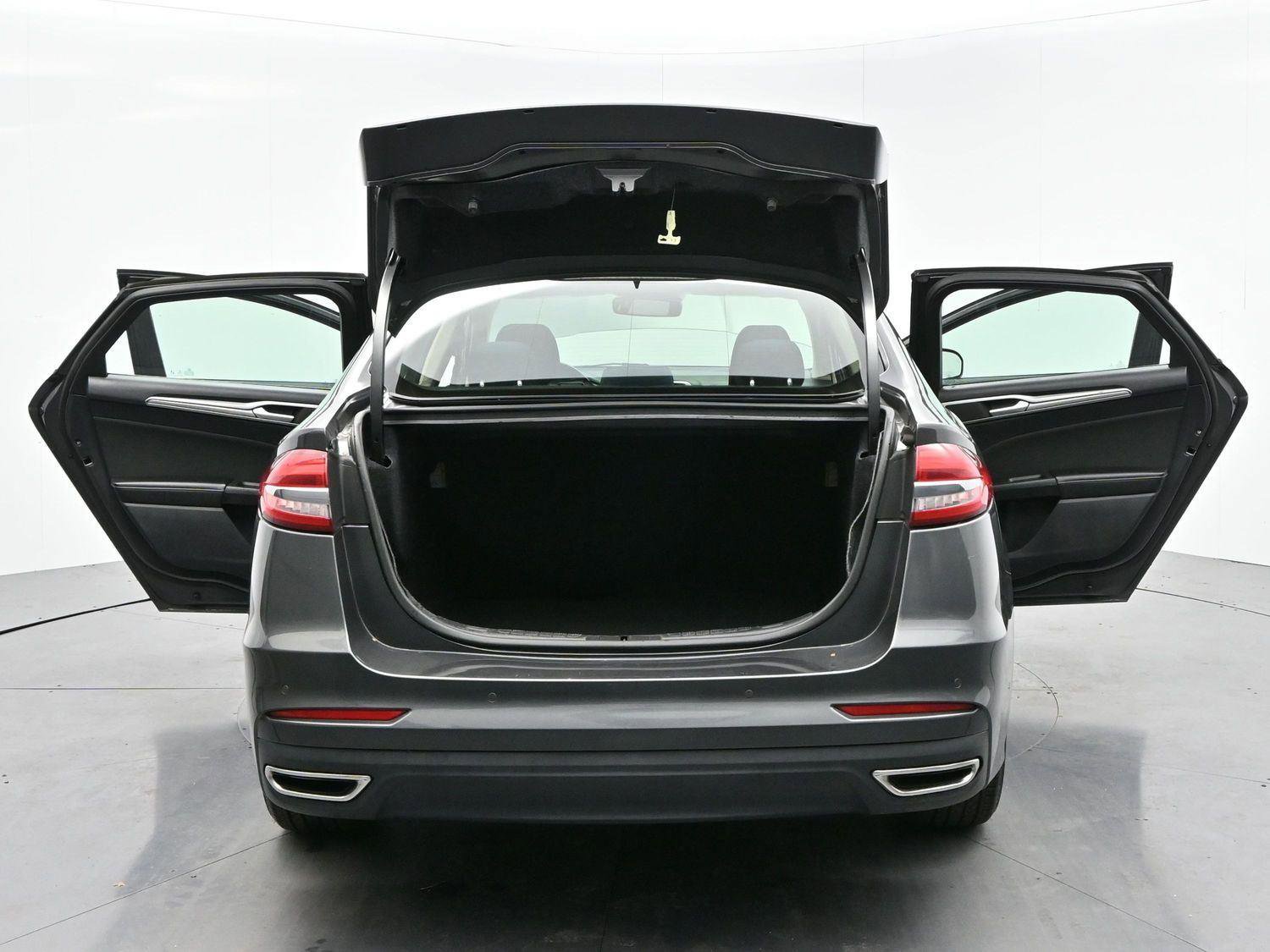 Used 2020 Ford Fusion SE image 44