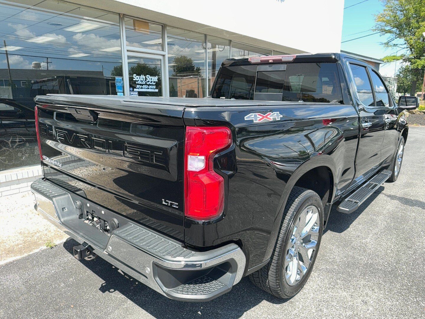 Used 2019 Chevrolet Silverado 1500 LTZ w/ LTZ Plus Package AWD/4WD image 3