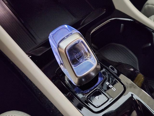 New 2026 Volvo XC40 B4 Plus w/ Protection Package Premier FWD image 19