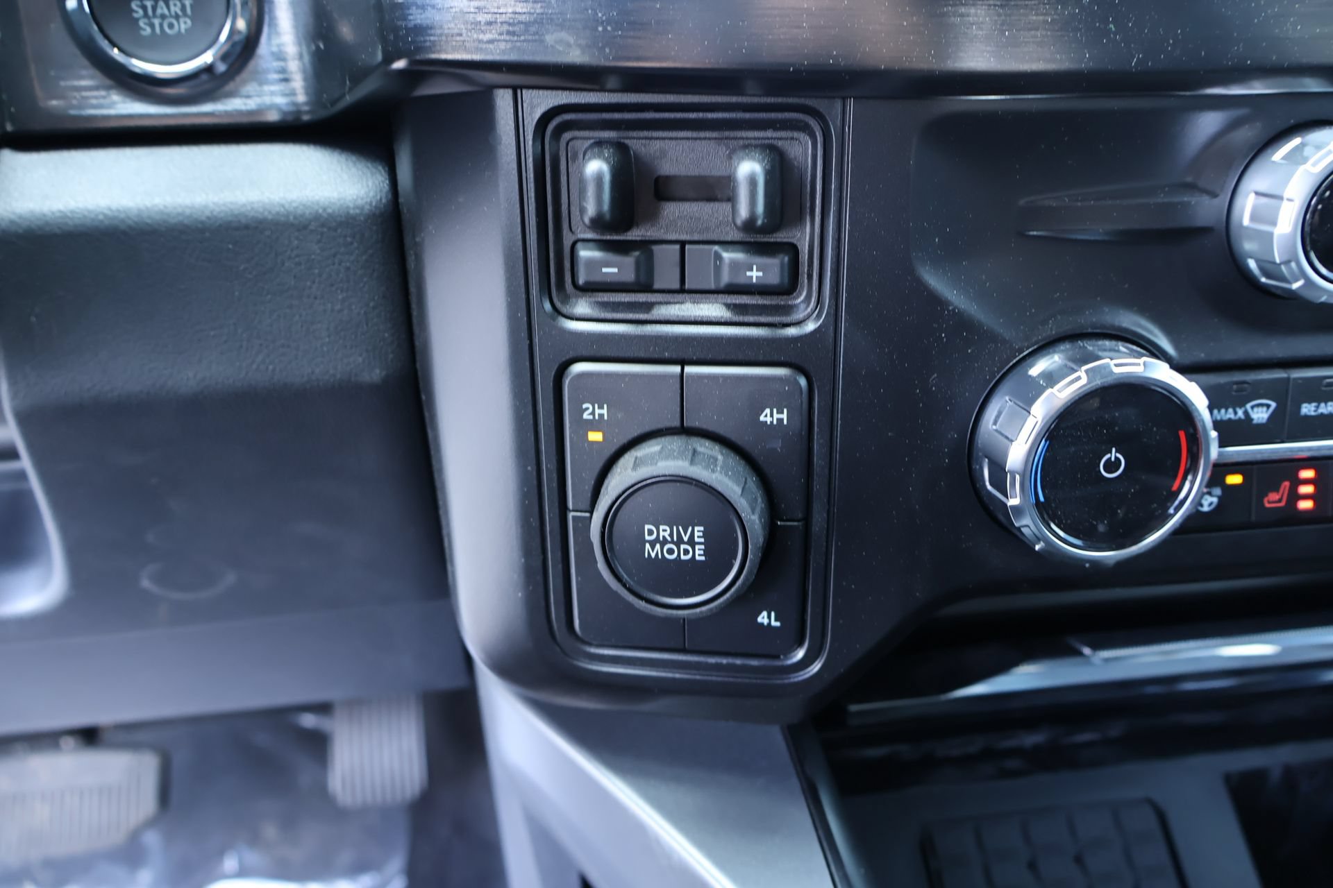 New 2026 Ford F350 Lariat w/ FX4 Off-Road Package AWD/4WD image 9