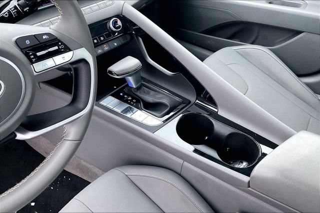 Certified 2025 Hyundai Elantra SEL image 17