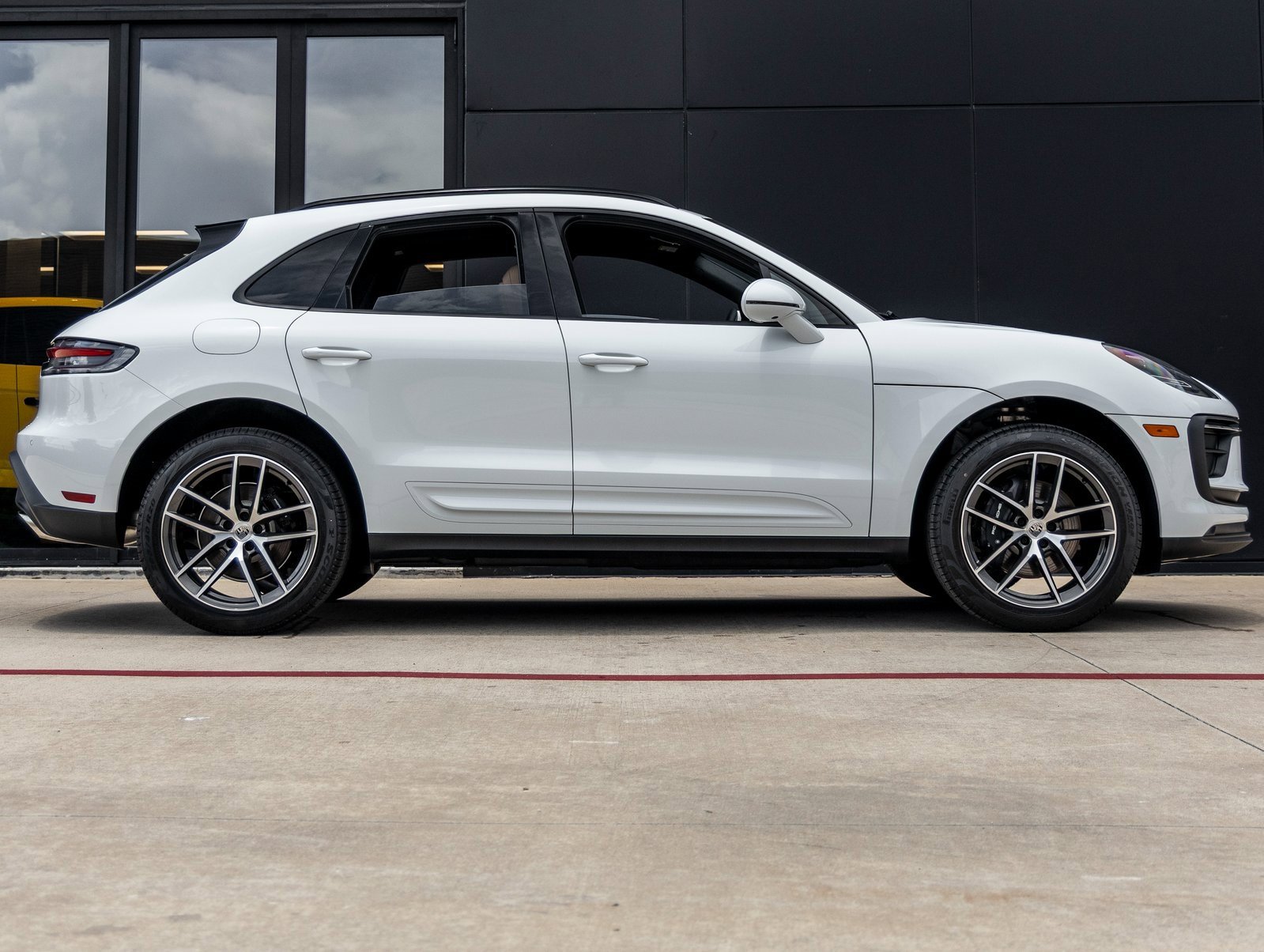 Used 2025 Porsche Macan image 12