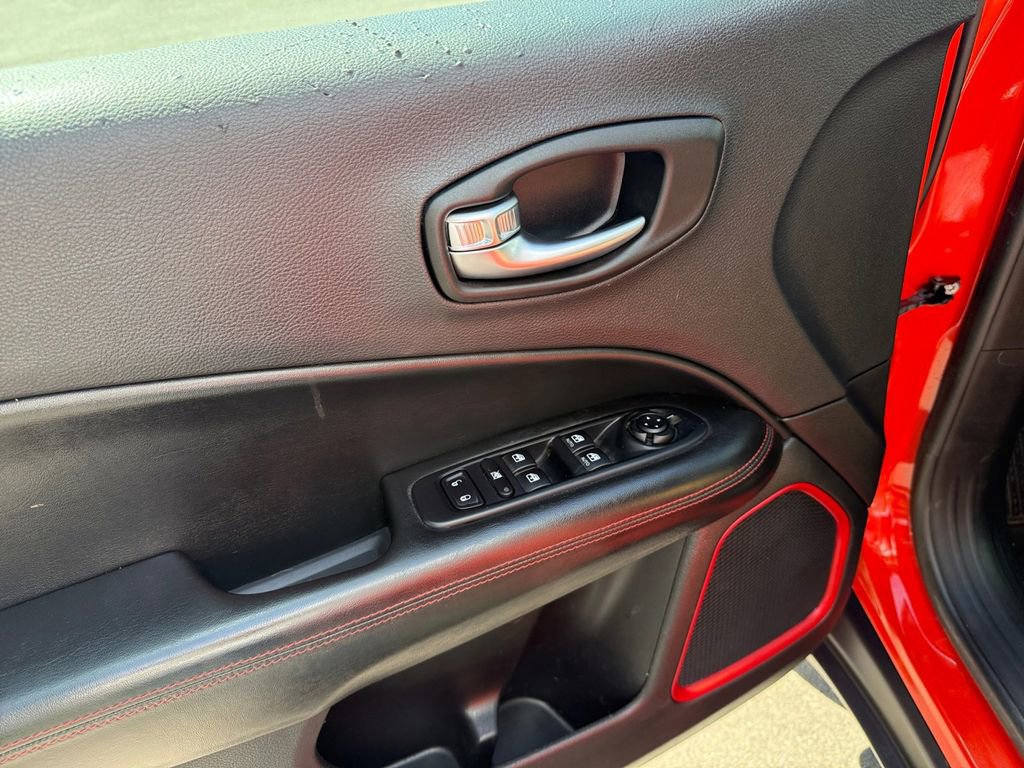 Used 2019 Jeep Compass Trailhawk AWD/4WD image 12