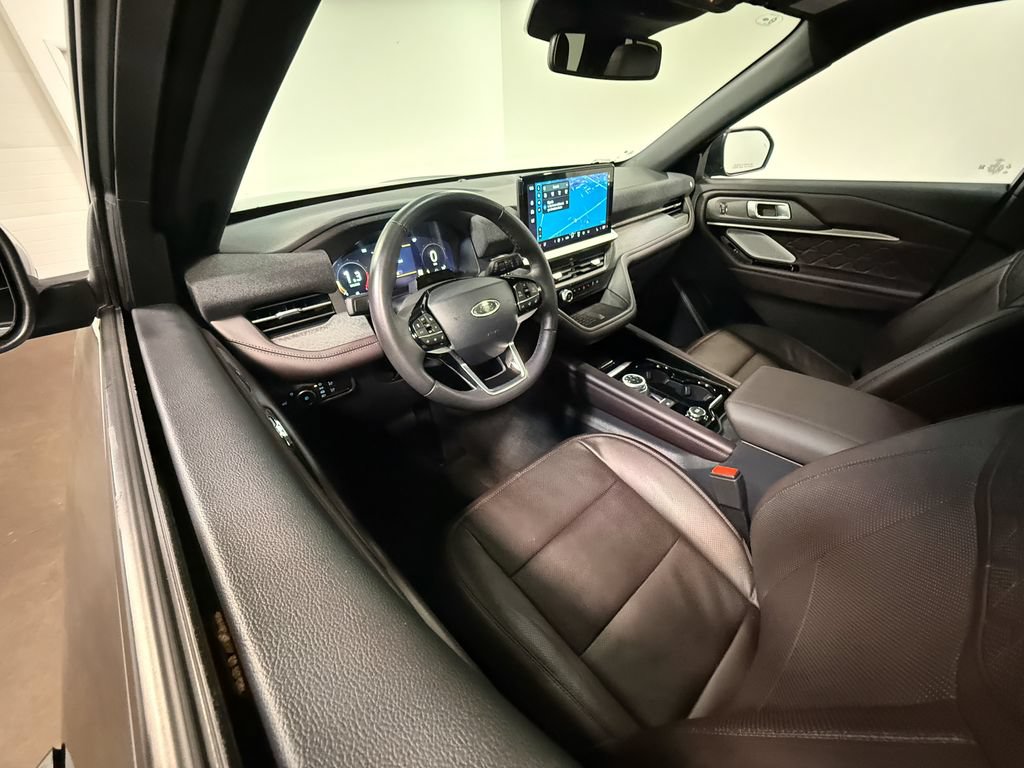 Used 2025 Ford Explorer Platinum w/ LUX Leather Package AWD/4WD image 2