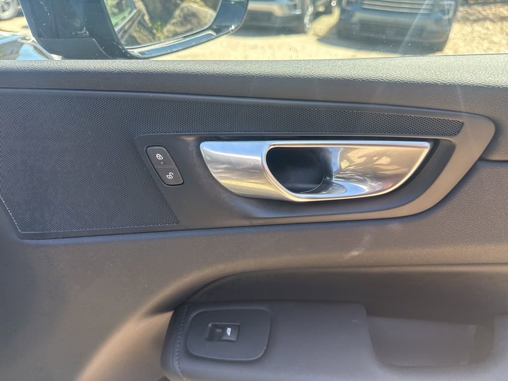 Used 2025 Volvo XC60 B5 Plus AWD/4WD image 18