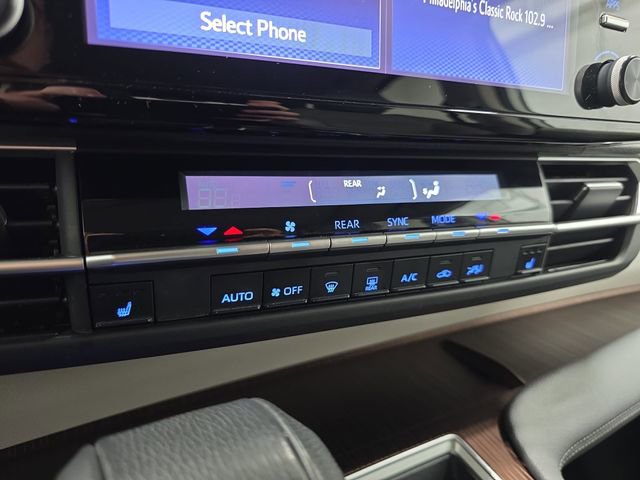 Used 2024 Toyota Sienna XLE FWD image 19