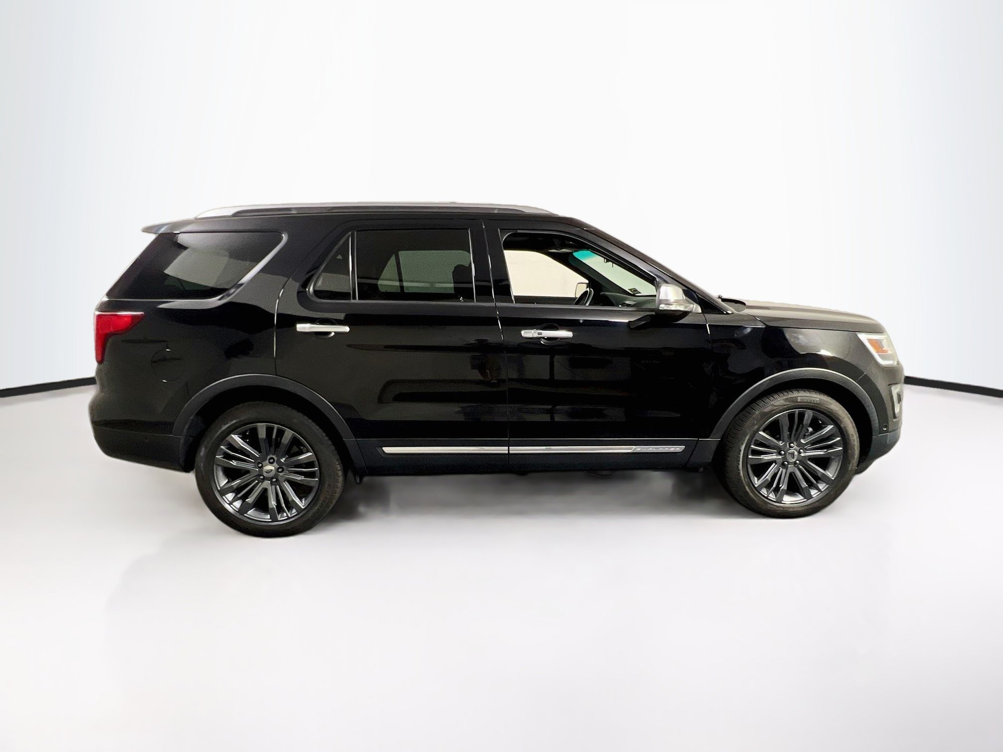 Used 2017 Ford Explorer Platinum AWD/4WD image 4