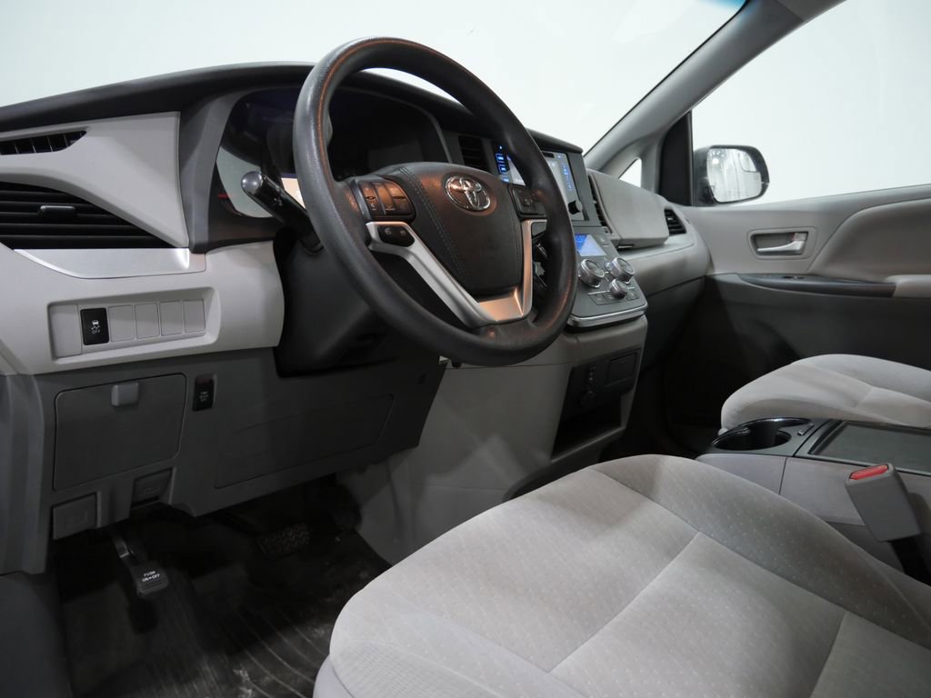 Used 2017 Toyota Sienna LE FWD image 11