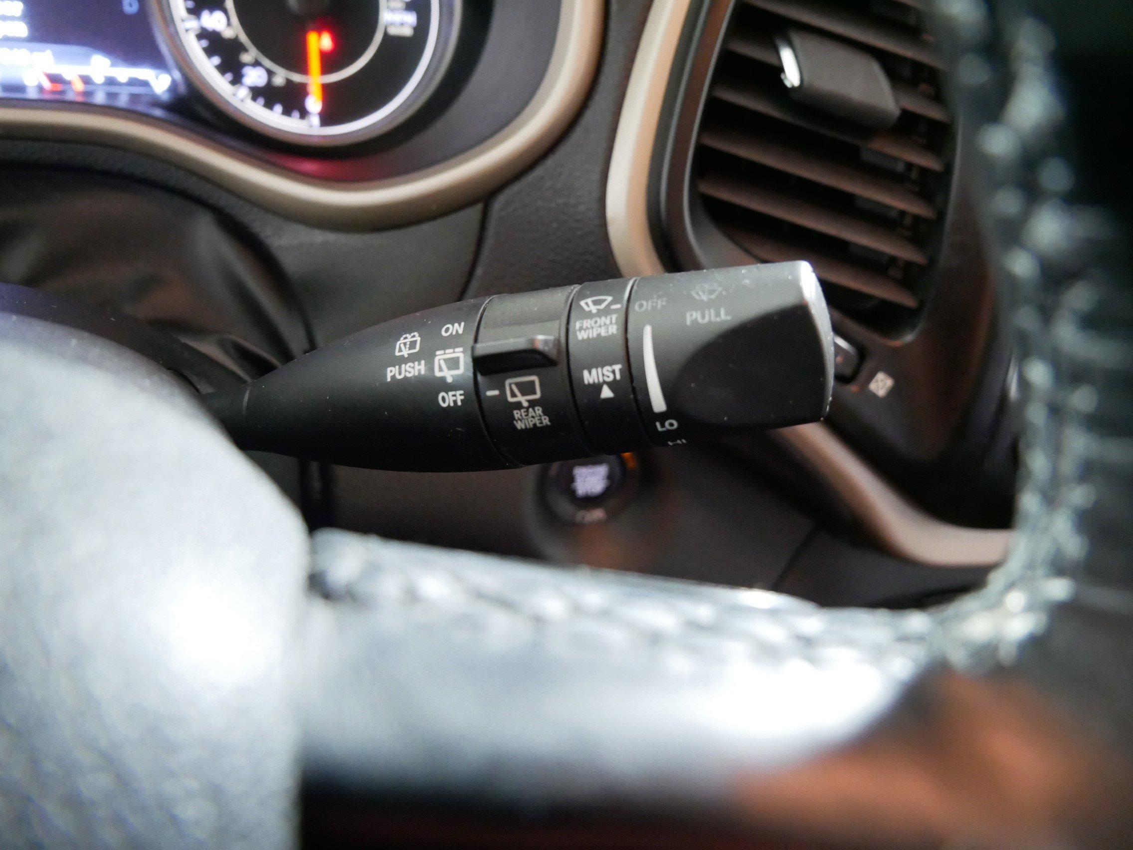 Used 2018 Jeep Cherokee Limited image 31