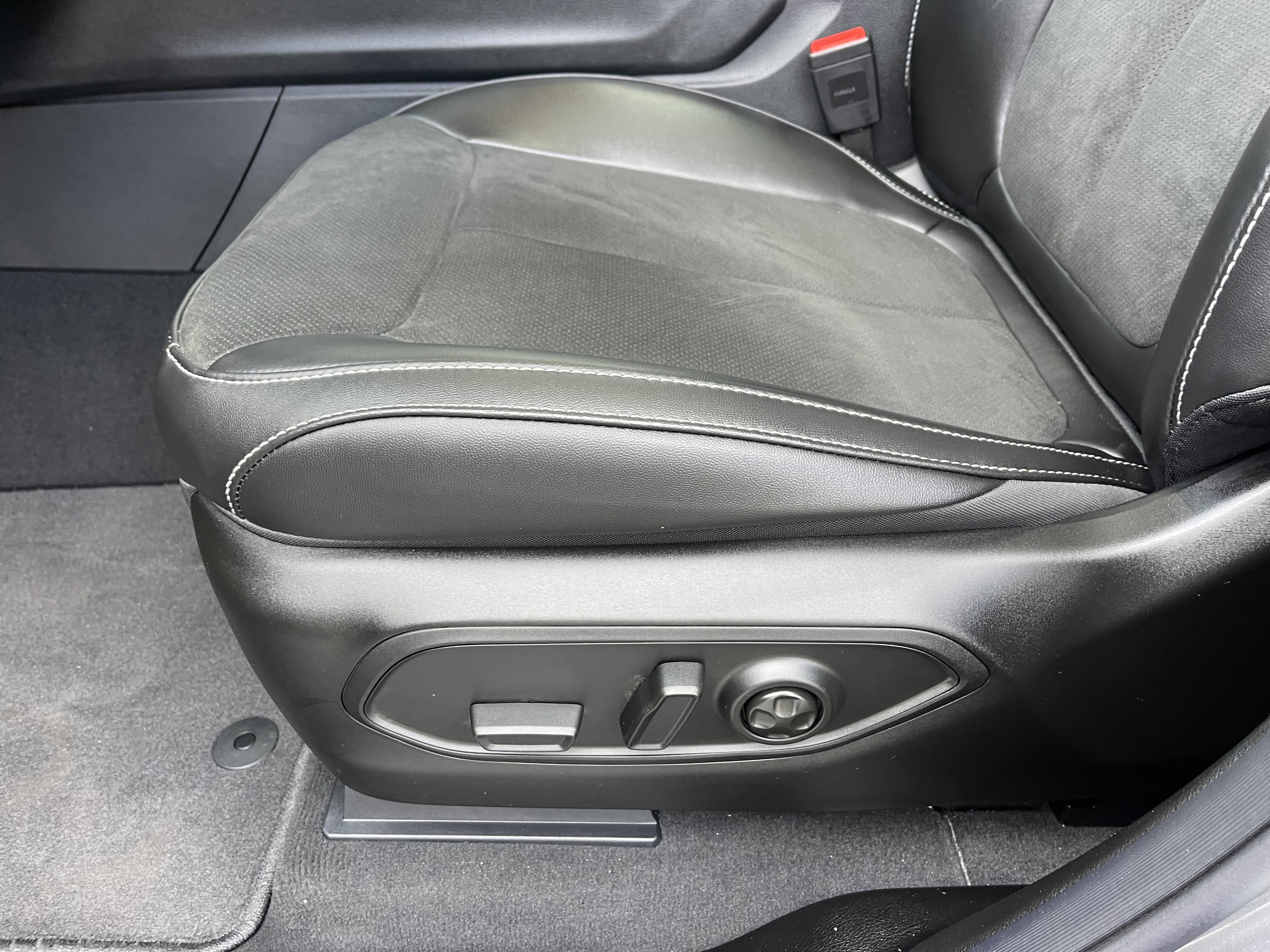 New 2025 Jeep Grand Cherokee Altitude image 16