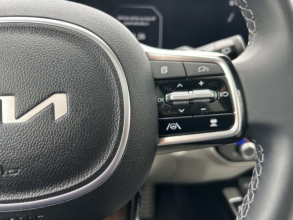 Certified 2025 Kia Sorento SX FWD image 25