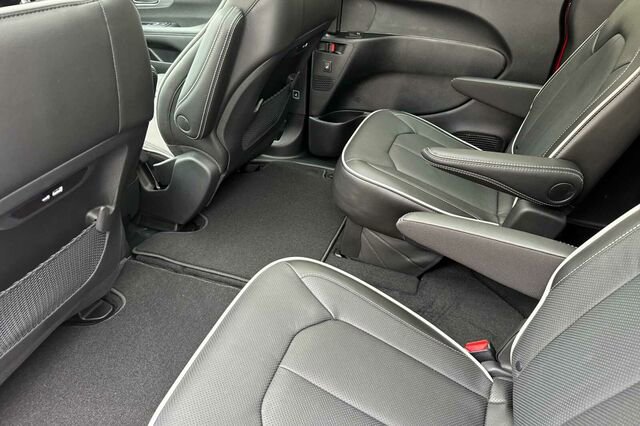 New 2026 Chrysler Pacifica Limited w/ S Appearance Package image 9