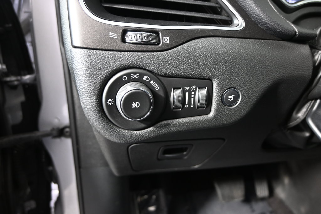 Used 2019 Jeep Cherokee Trailhawk AWD/4WD image 24