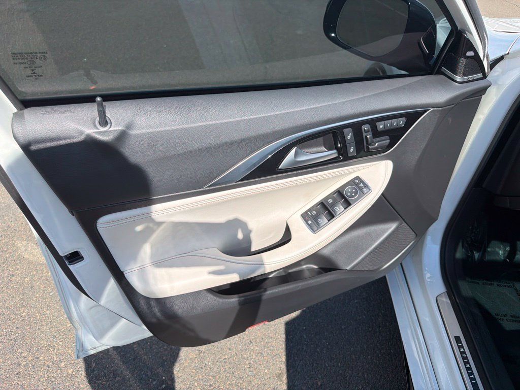 Used 2017 INFINITI QX30 Premium w/ Technology Package FWD image 11