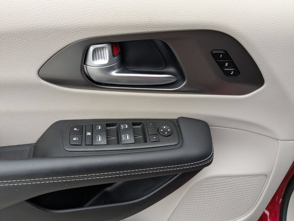 Used 2024 Chrysler Pacifica Touring-L FWD image 22