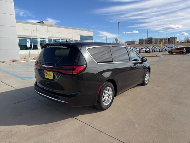 Used 2023 Chrysler Pacifica Touring-L image 3