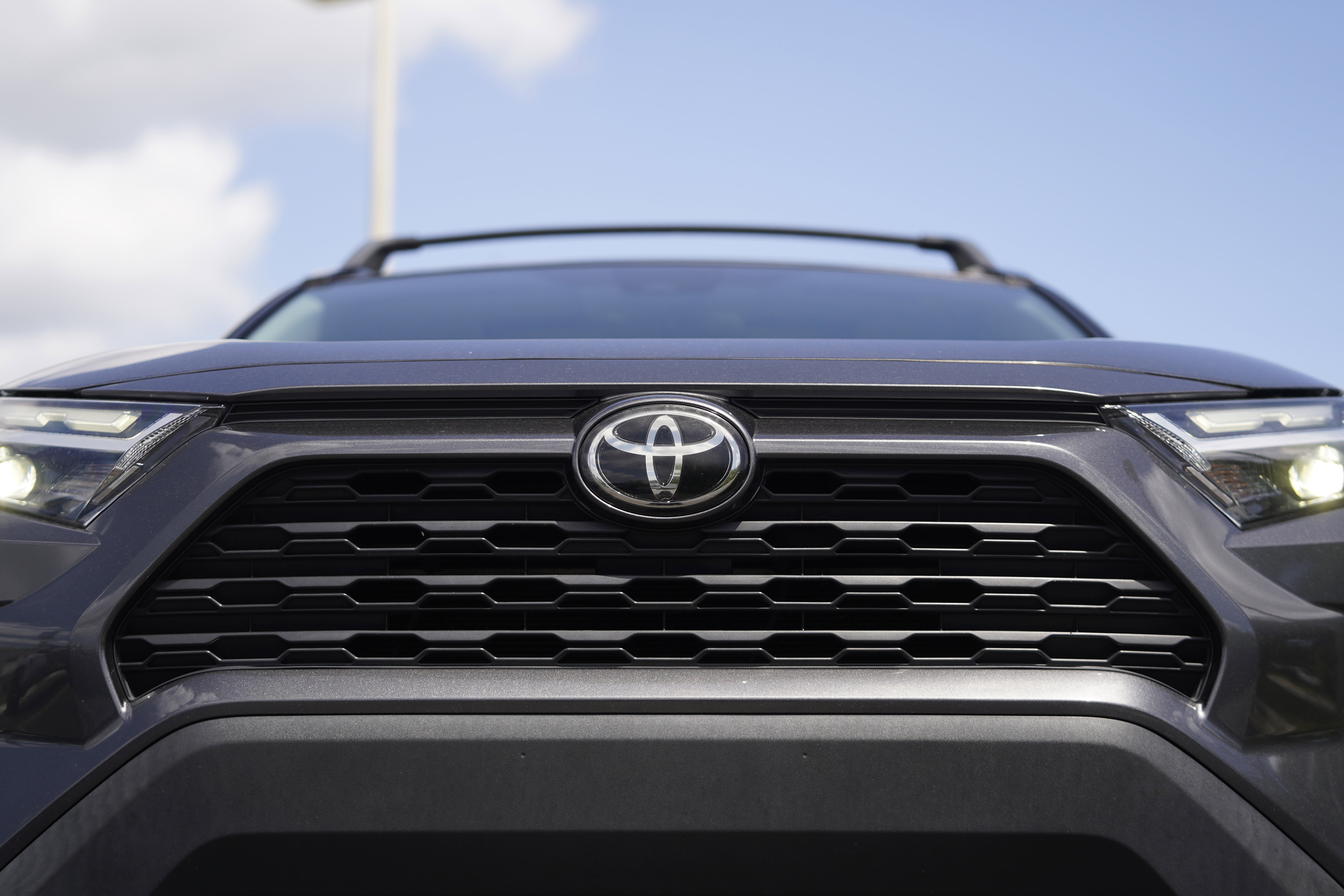 Used 2022 Toyota RAV4 XLE Premium FWD image 32