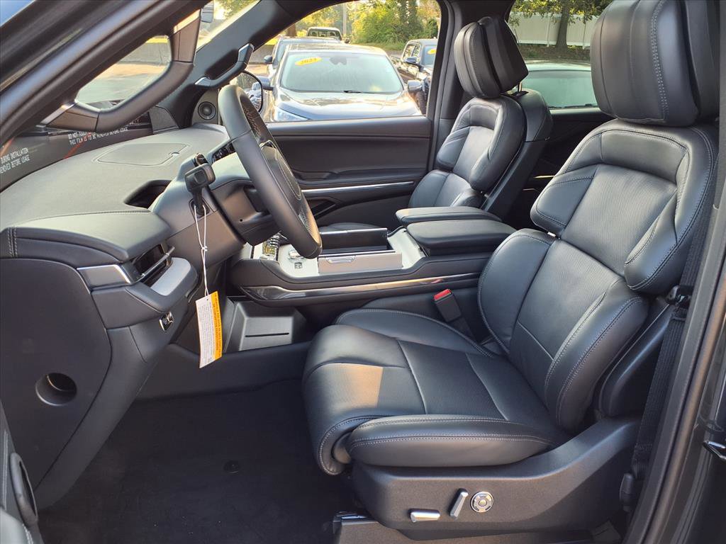 New 2025 Lincoln Navigator Reserve w/ Jet Appearance Package image 4