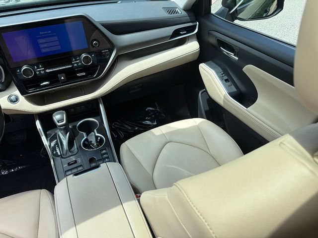 Used 2023 Toyota Highlander XLE AWD/4WD image 20