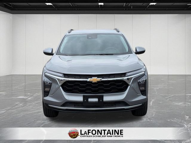 Used 2025 Chevrolet Trax LT w/ LT Convenience Package image 2