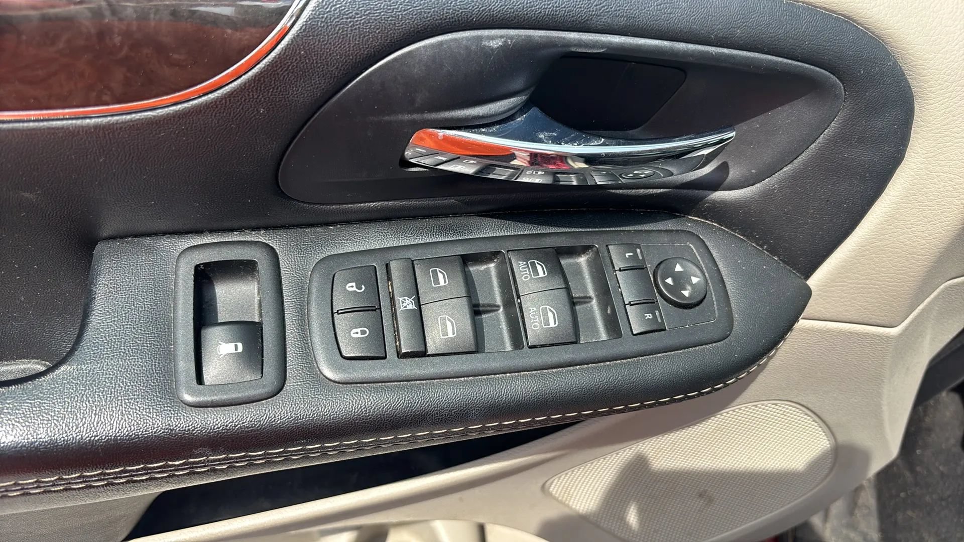 Used 2016 Chrysler Town & Country Touring w/ Driver Convenience Group FWD image 19