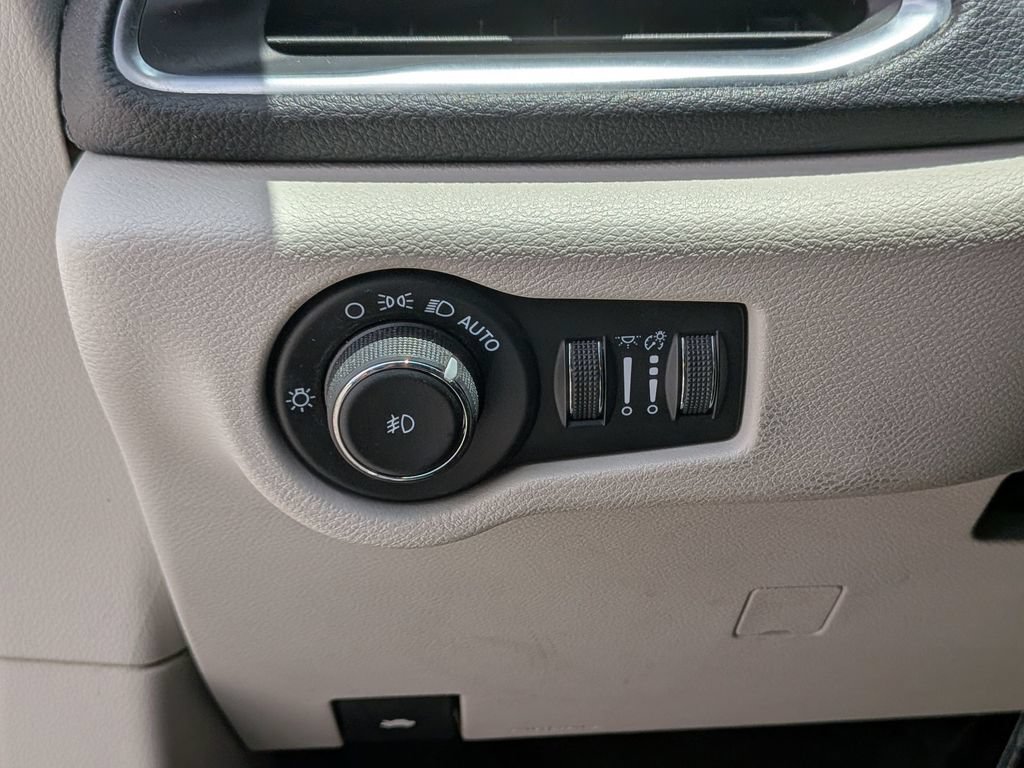 Used 2020 Chrysler Pacifica Limited w/ Advanced Safetytec Group FWD image 20