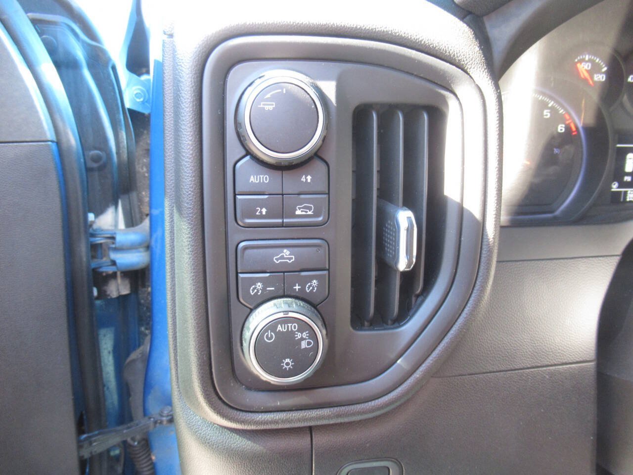 Used 2022 Chevrolet Silverado 1500 Custom AWD/4WD image 17