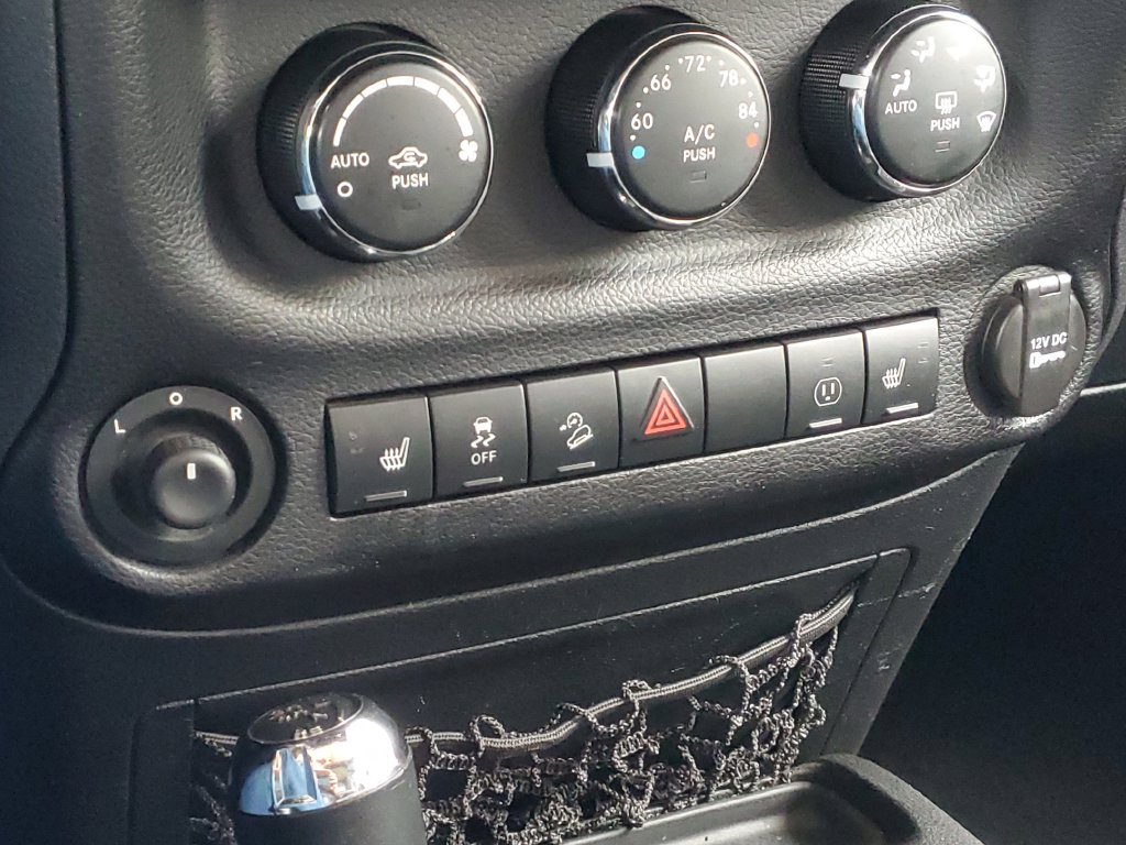 Used 2013 Jeep Wrangler Unlimited Sahara w/ Mopar Chrome Edition Group AWD/4WD image 28