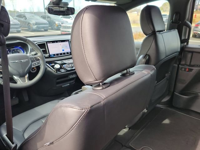 Used 2025 Chrysler Voyager LX image 12