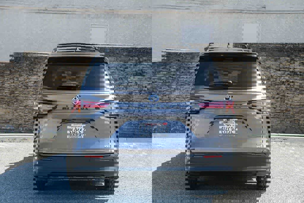 Used 2022 Toyota Sienna XLE w/ XLE Plus Package image 8