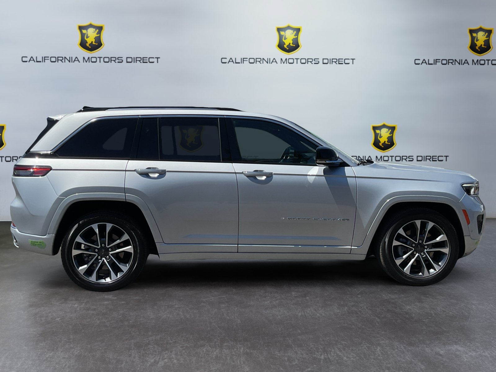 Used 2023 Jeep Grand Cherokee Overland w/ Advanced Protech Group III AWD/4WD image 4