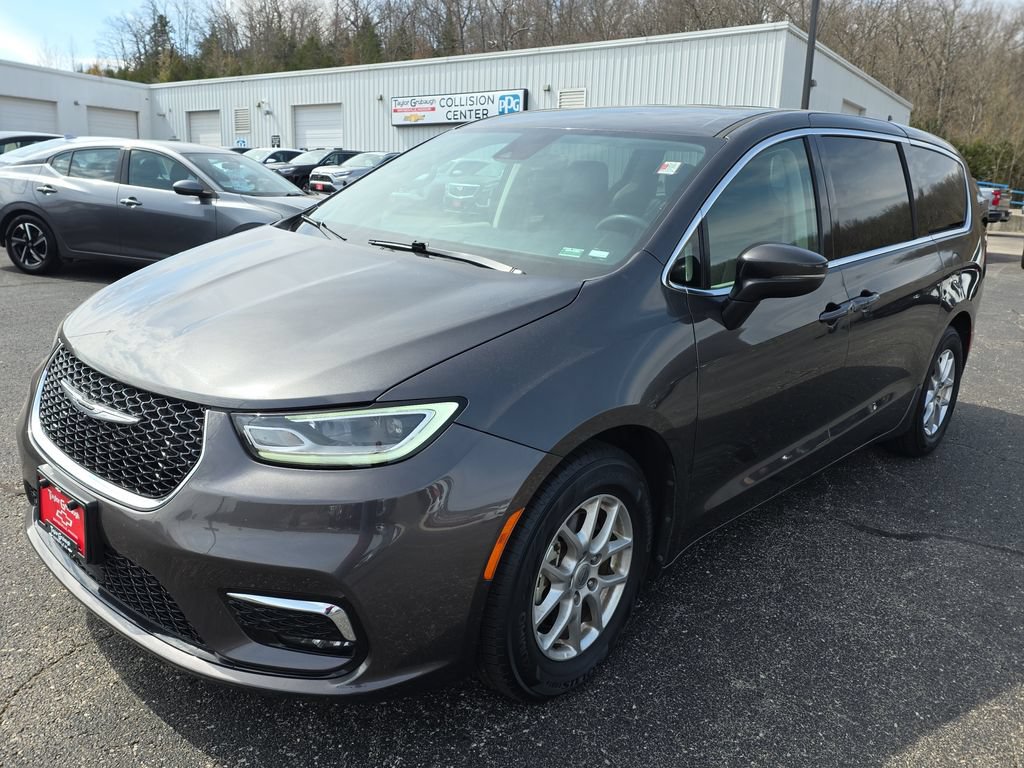 Used 2023 Chrysler Pacifica Touring-L FWD image 4