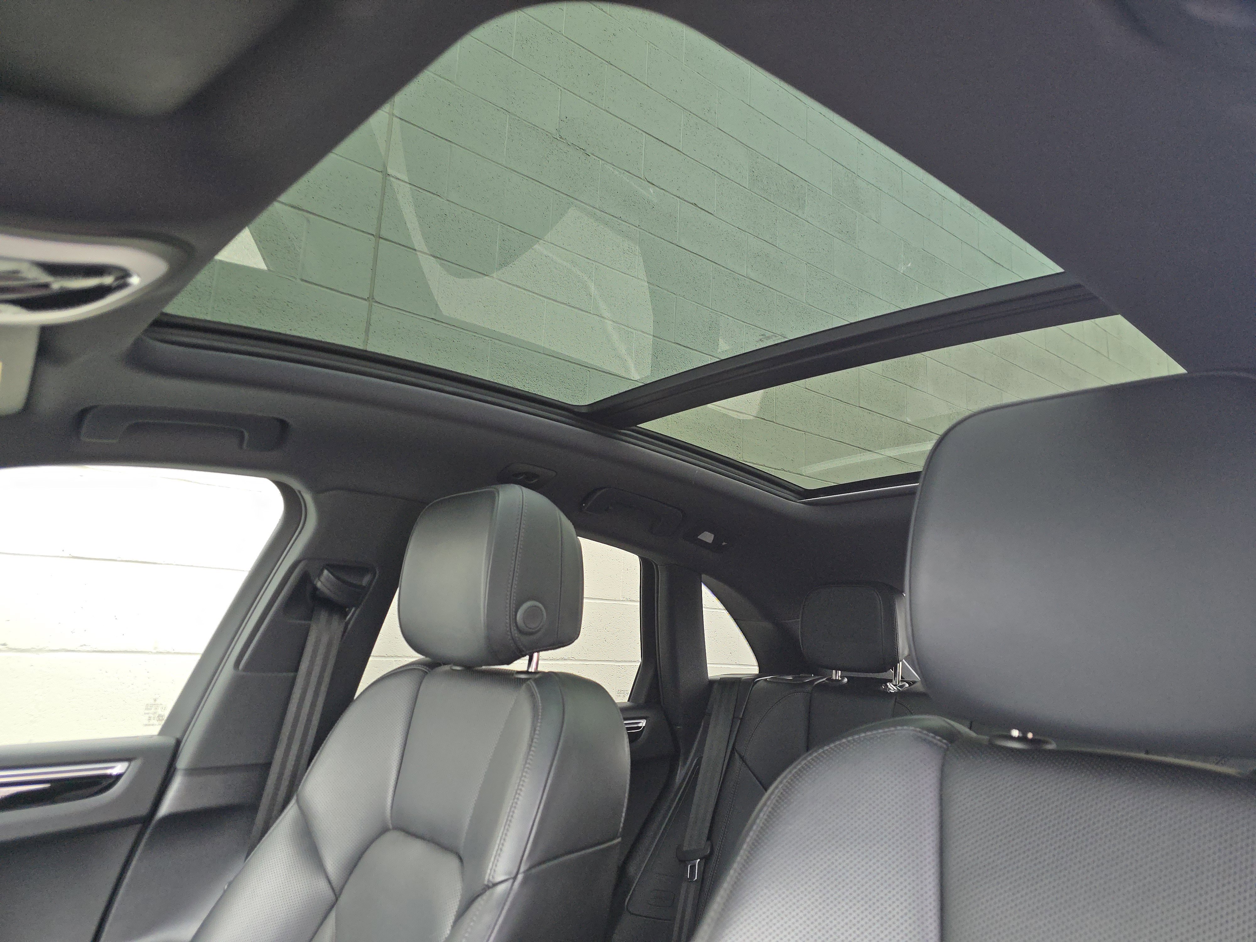 Certified 2023 Porsche Macan image 13