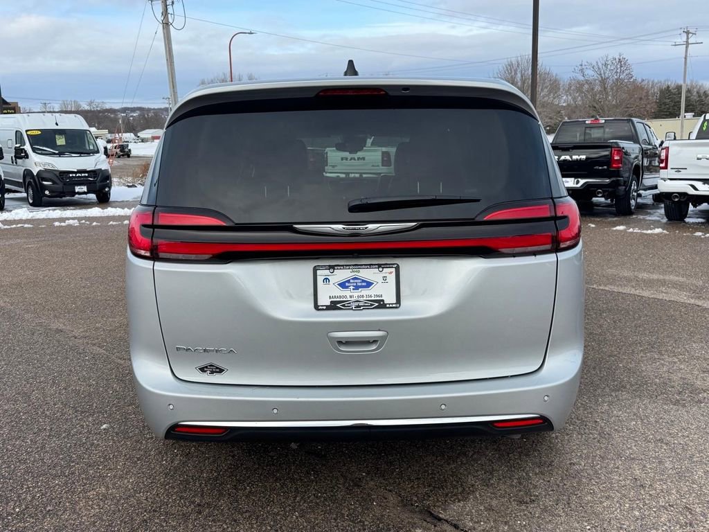 Used 2024 Chrysler Pacifica Touring-L image 2