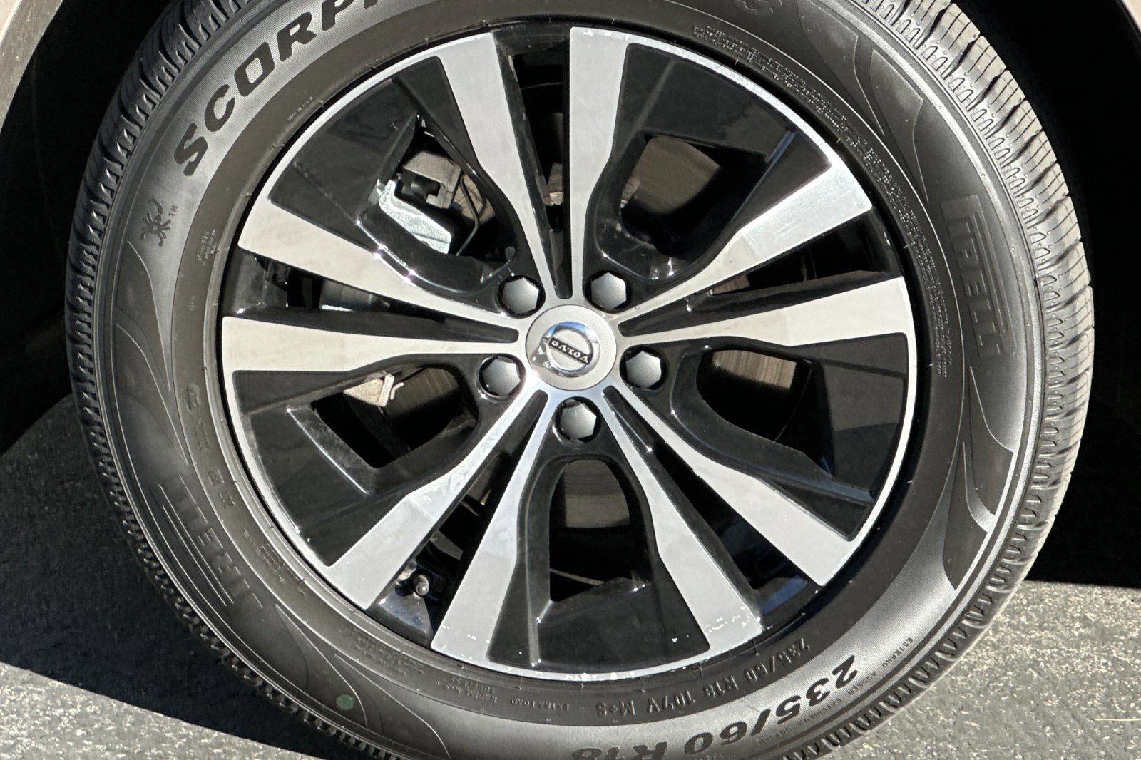 Certified 2025 Volvo XC60 B5 Core image 34