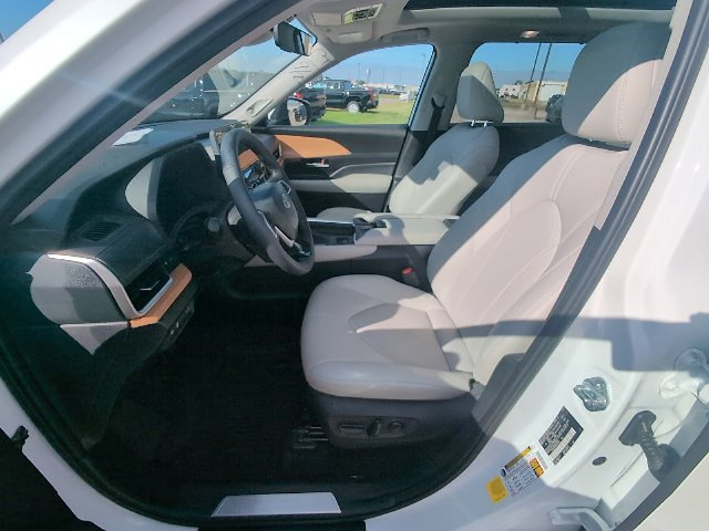 Used 2026 Toyota Grand Highlander AWD image 15