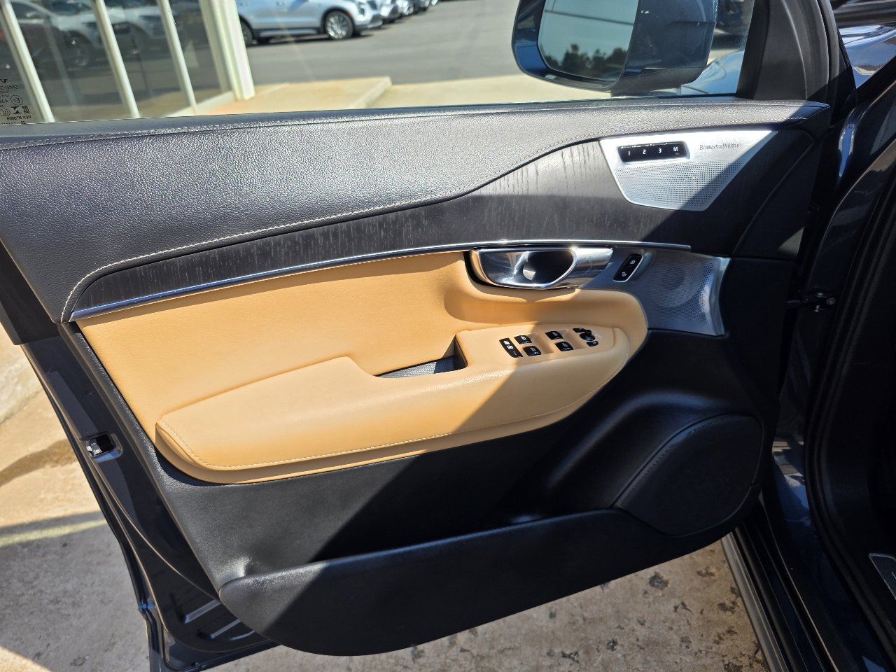 Used 2021 Volvo XC90 T8 Inscription w/ Lounge Package image 11
