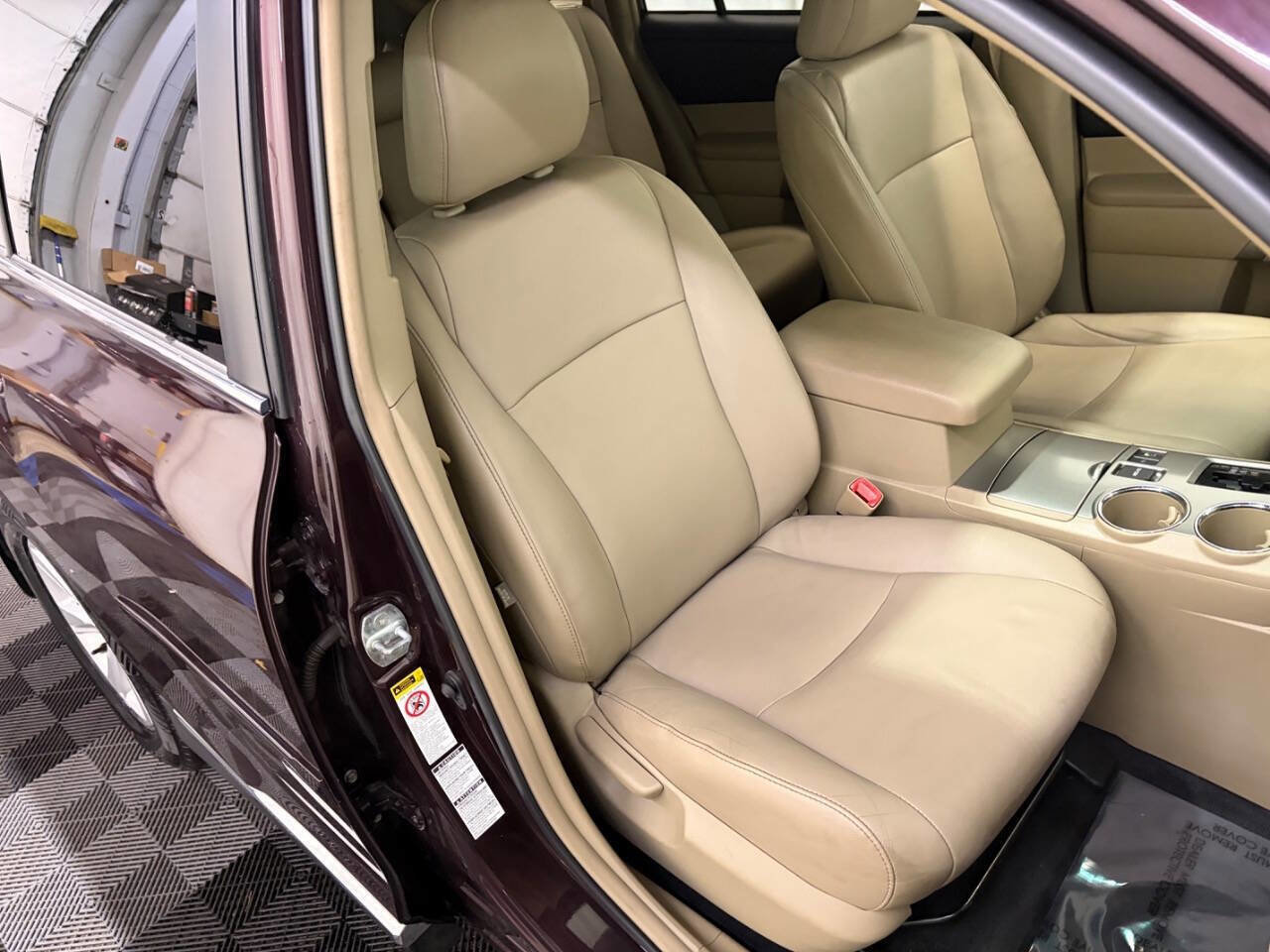 Used 2011 Toyota Highlander SE w/ Tow Pkg AWD/4WD image 24