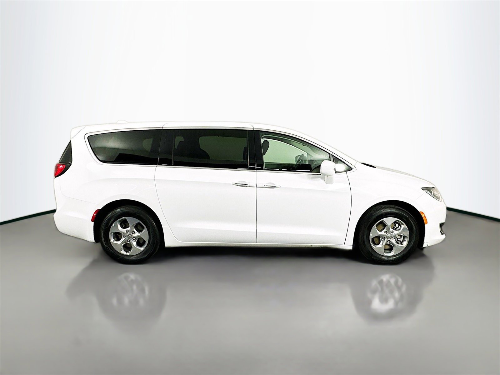 Used 2020 Chrysler Pacifica Touring image 8
