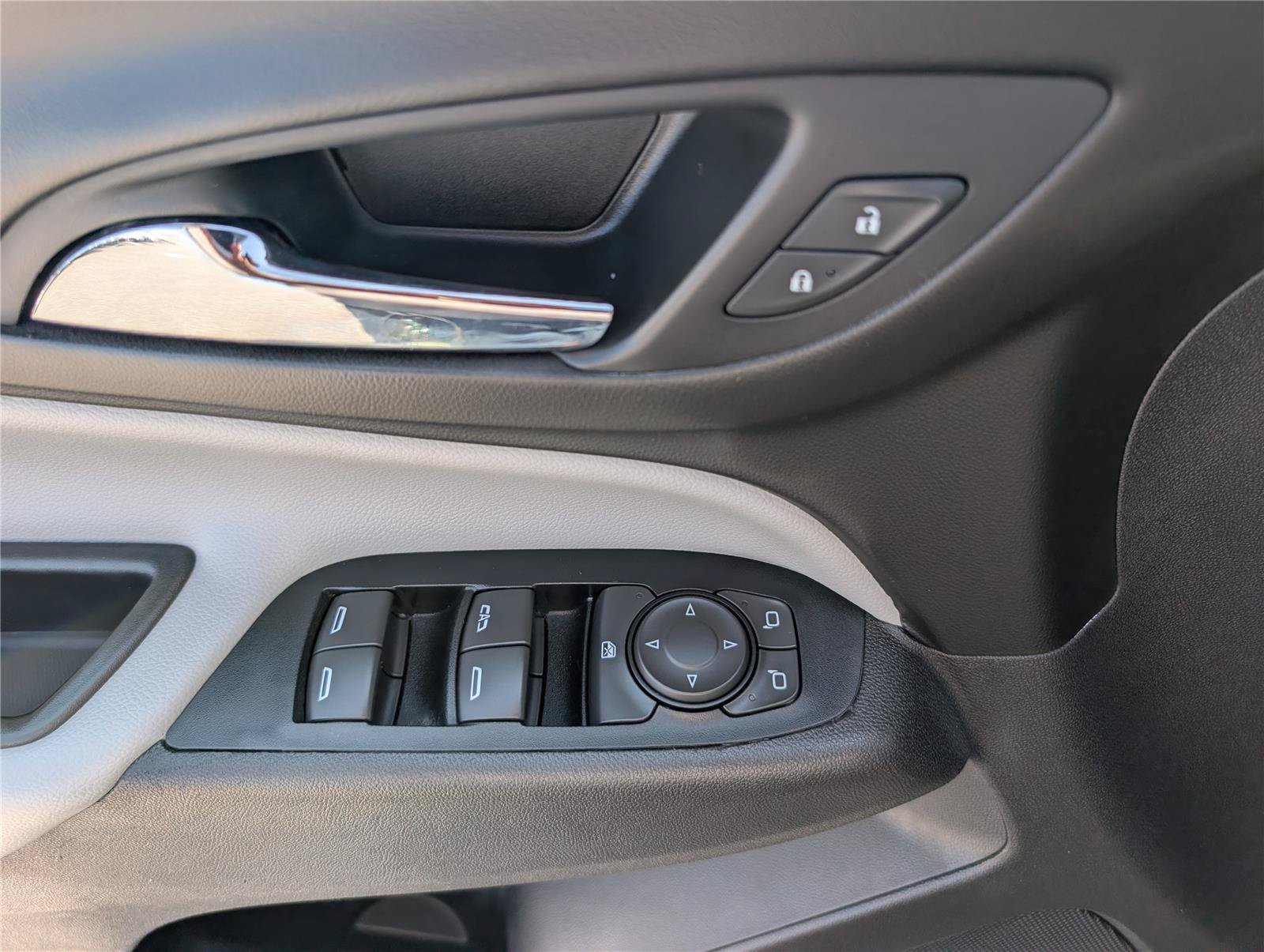 Used 2019 Chevrolet Equinox LS FWD image 18