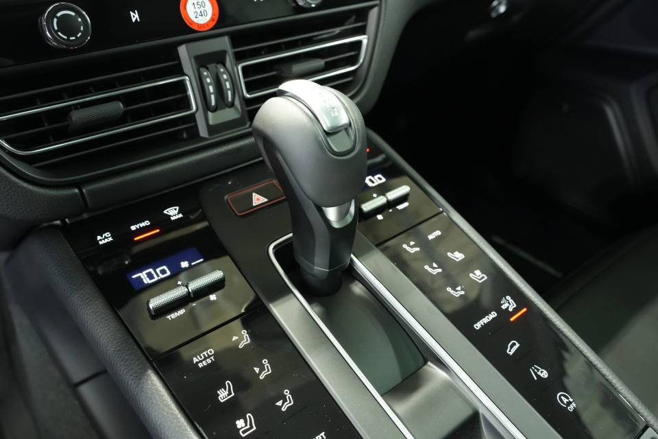 Certified 2026 Porsche Macan AWD/4WD image 24