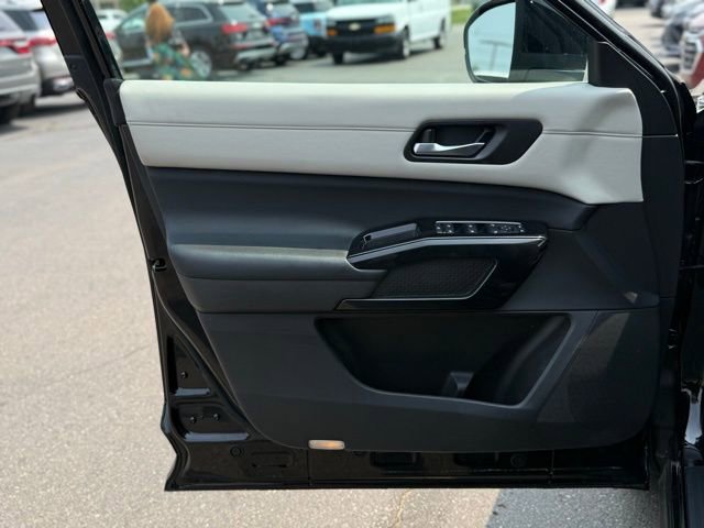 Used 2022 Nissan Pathfinder SV image 10