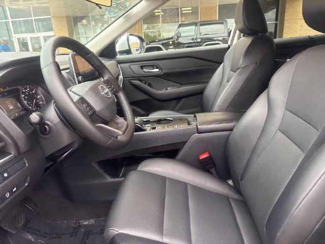 Used 2025 Nissan Rogue SV w/ SV Premium Package FWD image 9