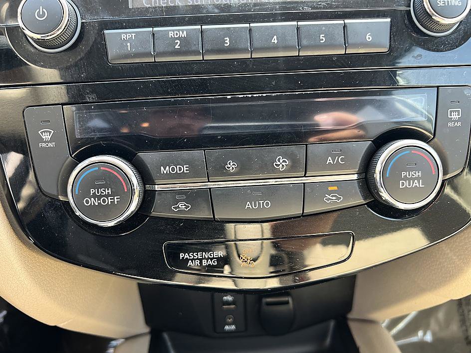 Used 2015 Nissan Rogue SV w/ SV Moonroof Package image 17